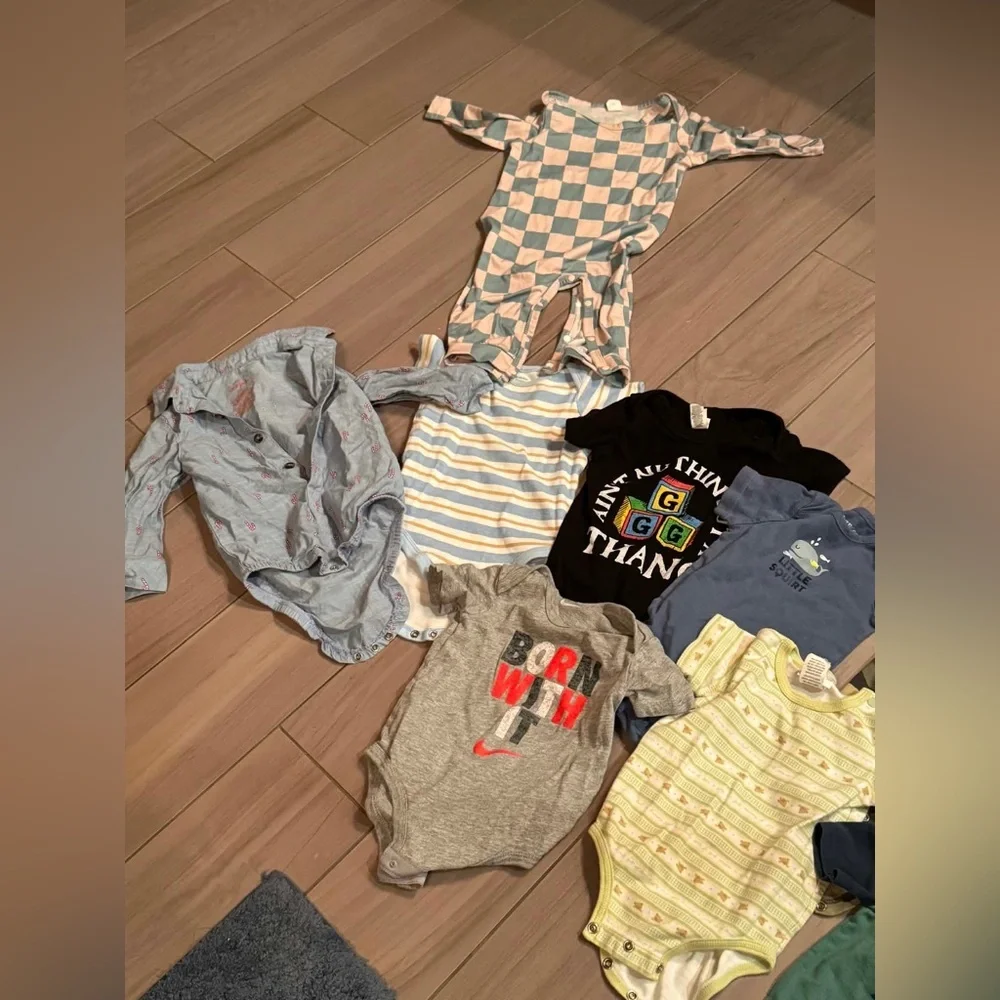 15pc bundle lot 6-9m 1sleeper 10onesies 2pants 1shorts 1shirt no stains or wear